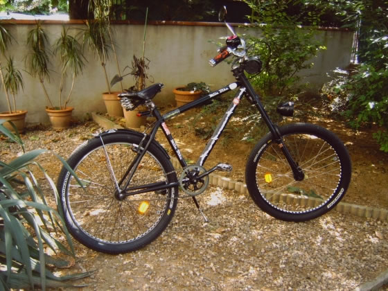 chopper home made à partir d'un cadre VTT, fourche maison disque méca à l'avant,selle Brooks