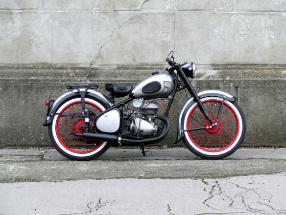 Pas encore il faudra que j'aille voir L.A cycle à tournefeuille, mais un velo moteur des années 50
