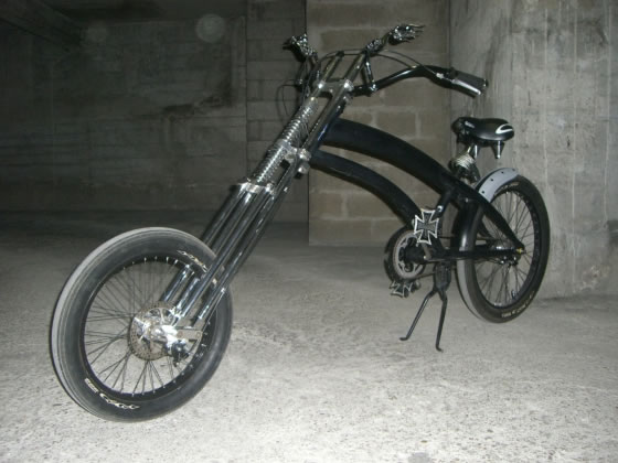 Mon vélo est un chopper ShowTime 3G noir ayant subi quelques sombres modifications : embouts de poignées têtes de mort, pique traditionnel en guise de bouchons de fourche et de valves, rétroviseurs en flammes montés sur supports têtes de mort, et pour finir guidon large bullhorn noir...