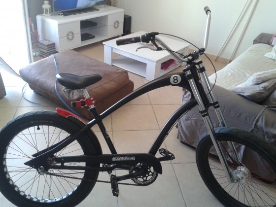 j'ai deux velo:
Electra straight 8,fourche type chopper et guidon modifiés et un low rider XXL ( type terminator) en preparation modifs cadre,jantes,garde boue ect...beaucoup de travail .....et en prevision changement des cerclages sur l'electra en 65mm de large....