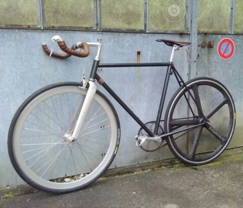 2 vélos : un fixie et un fatbike.

En cours : un boardtracker sur la base d'un beach cruiser felt.