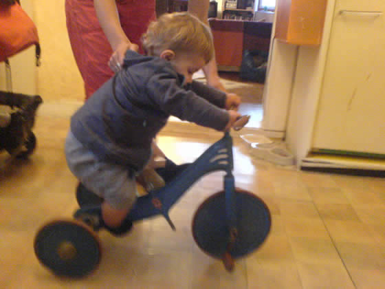 Un tricycle Konrad (1958), dans son jus (seule la selle a été refaîte). C'est mon papa qui l'a trouvé aux gros débarras...