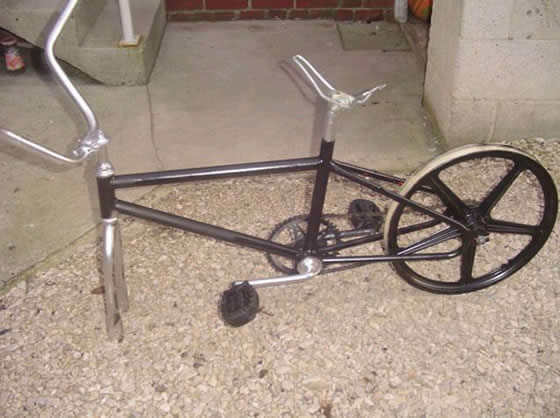 a la base c'est un peugeot pour femmme, aujourd'hui le défi est d'en faire un mélange de choppers et de low-bike!!!encore beaucoup de travail à effectuer mais le résultat sera explosif!!!j'enverai des photos une fois la bête terminée!!!