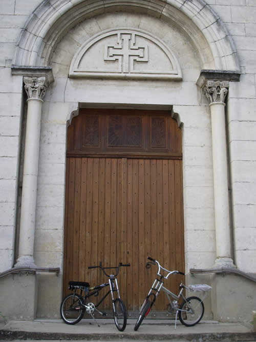 bike monté par moi é un pote.bientot repein en blanc é vert + neon.remise a neuf ausi.unique.le mien c celui de gauche (le noire)