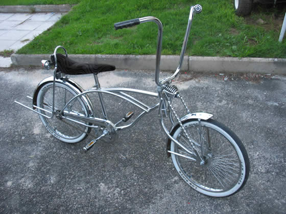 je me suis acheté un lowbike a 100 € (pas cher)lors d'un meeting US cars, en suisse
il es entierement chromé